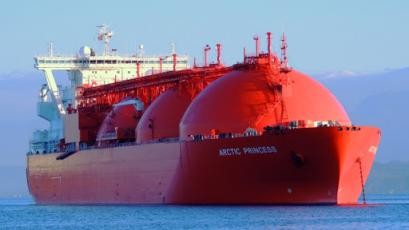 Кораби превозващи втечнен природен газ LNG пътуващи към Азия променят