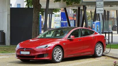 Рекордна за доставените бройки електромобили е била 2021 г за Tesla Клиентите
