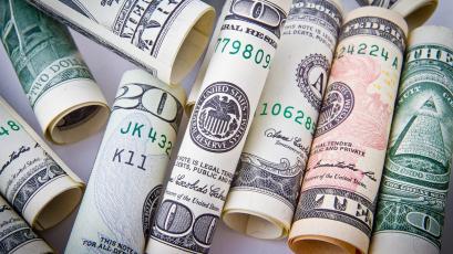 Щатският долар се повишава спрямо чувствителните към риск валути включително