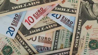 Американският долар се повишава спрямо повечето основни валути във вторник