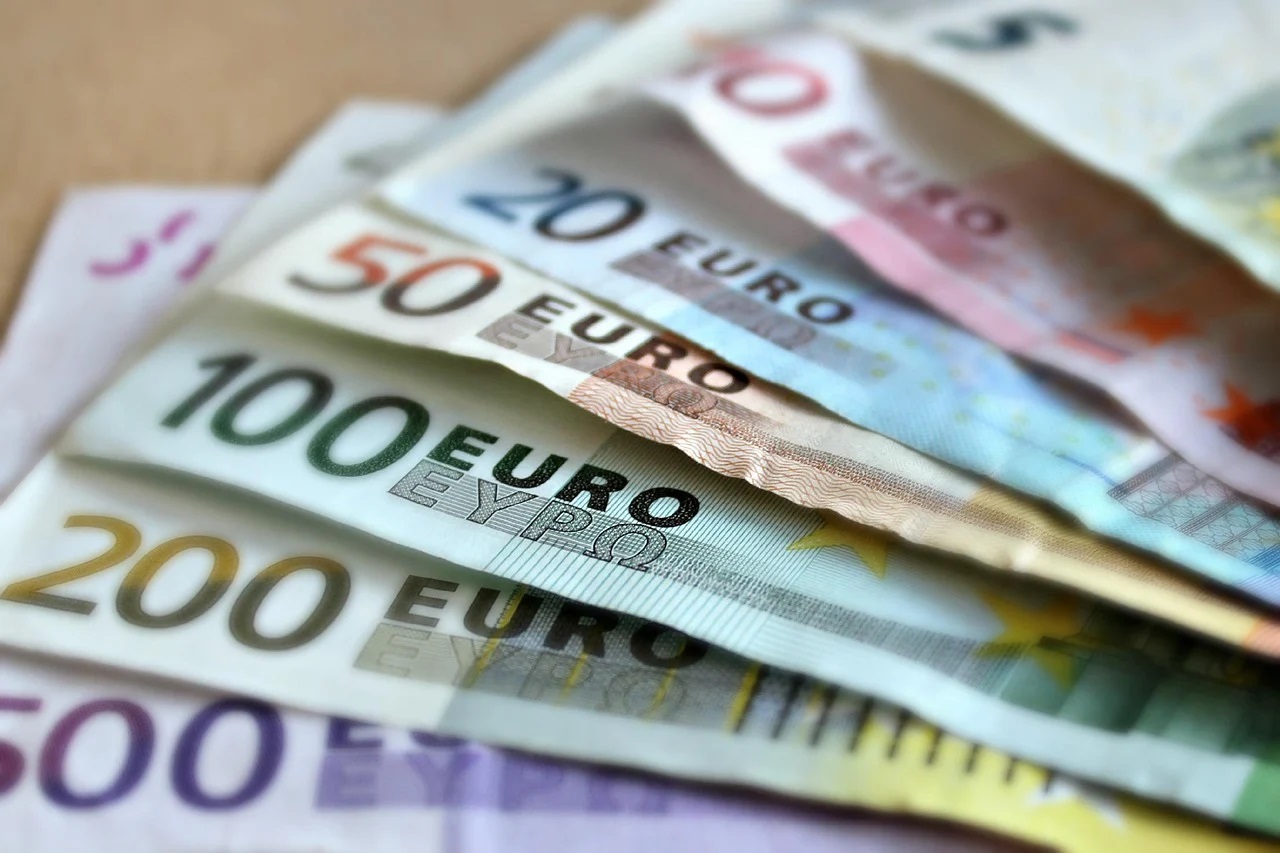 Двойката евро/долар се търгува под паритета с американската валута на