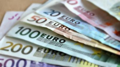 Двойката евро долар се търгува под паритета с американската валута