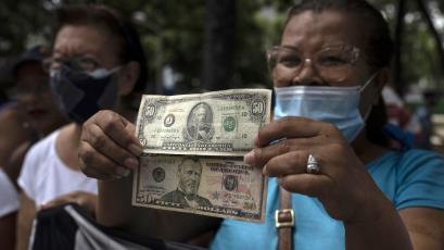 Доларът продължава да се понижава спрямо повечето основни валути следвайки