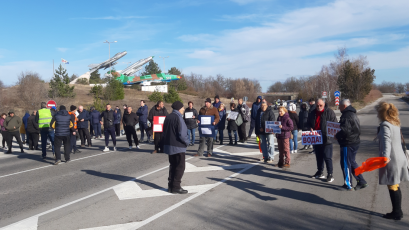 Десетки граждани на Омуртаг блокираха главния път София Варна което