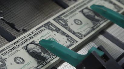 Щатският долар умерено спада спрямо основните световни валути по време
