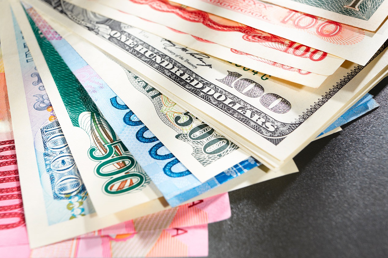 Щатският долар умерено спадаше спрямо основните световни валути в азиатската