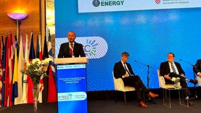 Simultaneous achievement of full decarbonization and energy security is impossible