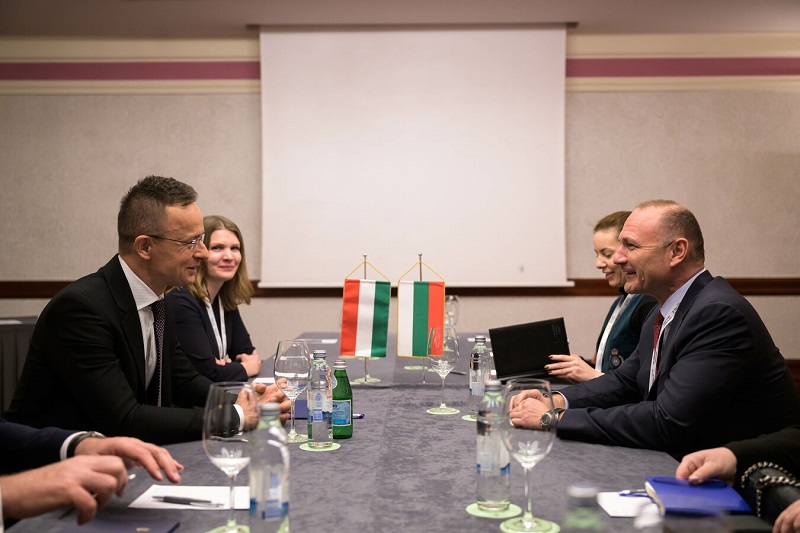 Министърът на външните работи на Унгария Петер Сиярто благодари на