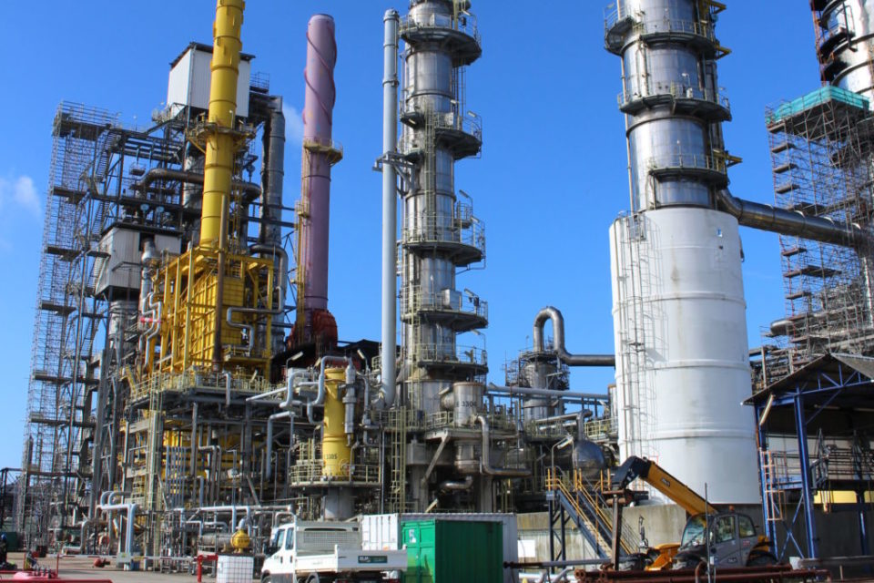 Най-големият във Франция нефтопреработващ завод в Gonfreville-l`Orcher принадлежащ на енергийната