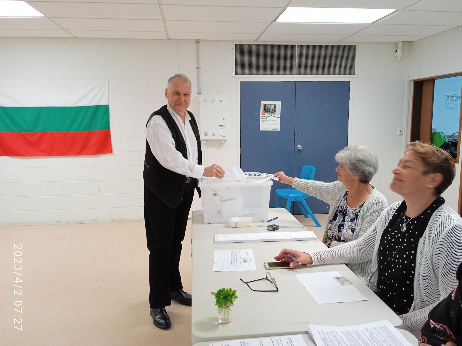 Българските граждани избират днес 49-о Народно събрание. В страната изборният