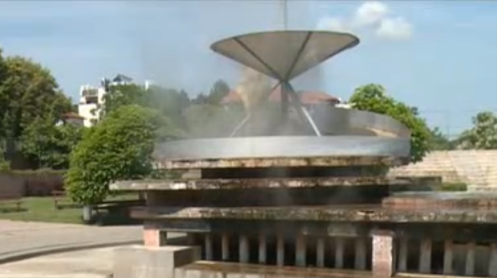 Гейзерът – символ на Сапарева баня, изригва през 1957 г.