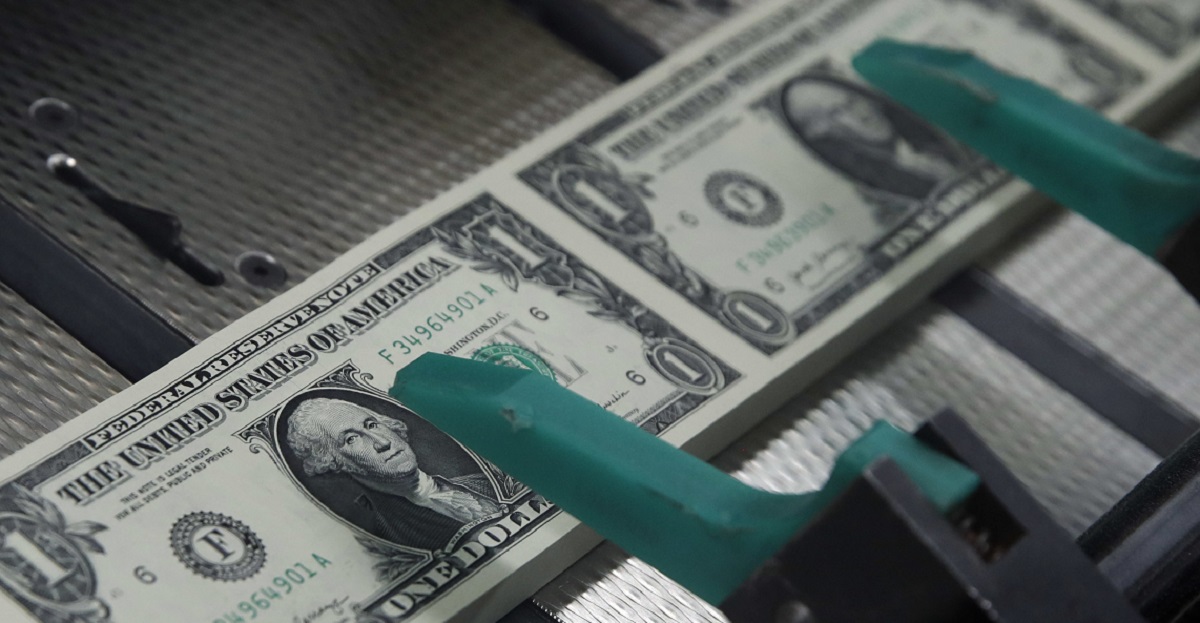 Щатският долар се обезцени слабо спрямо повечето световни валути в