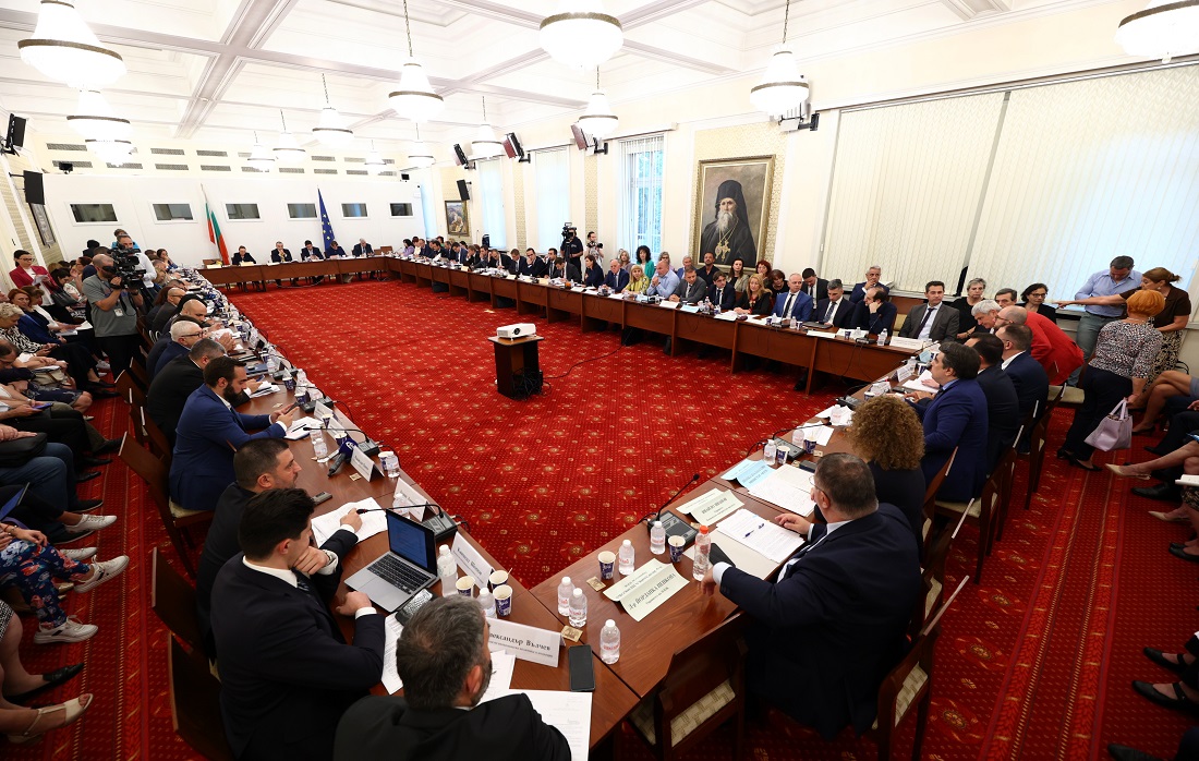 На съвместно заседание на три парламентарни комисии внесеният от правителството