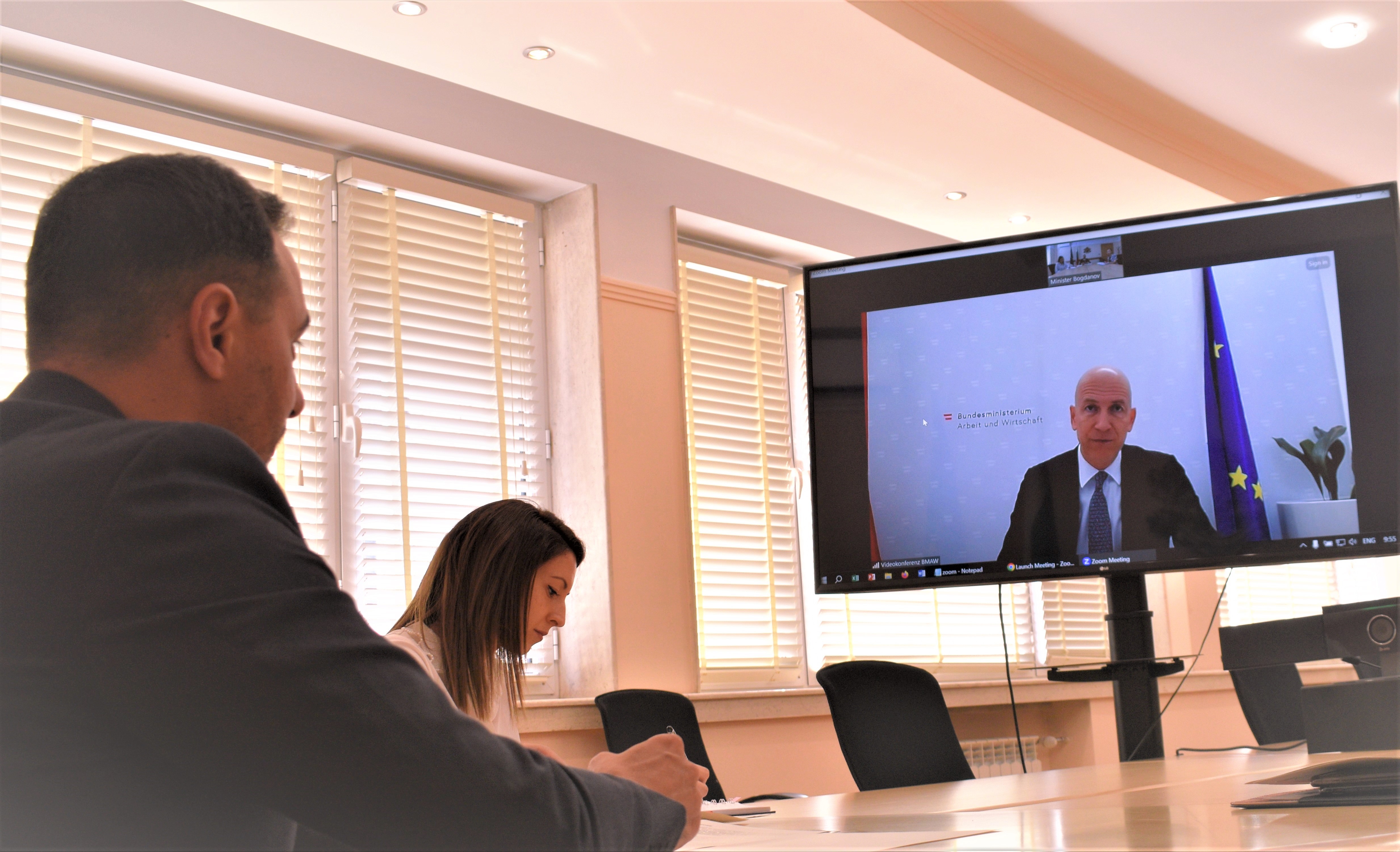 Министърът на икономиката и индустрията Богдан Богданов проведе онлайн среща