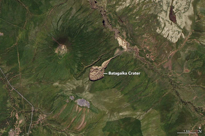Зашеметяващи кадри от дрон разкриха подробности за кратера Батагайка, пропаст