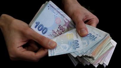 Турската лира стигна до историческо дъно от 27 021 лири за
