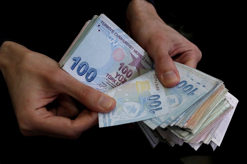 Турската лира стигна до историческо дъно от 27.021 лири за