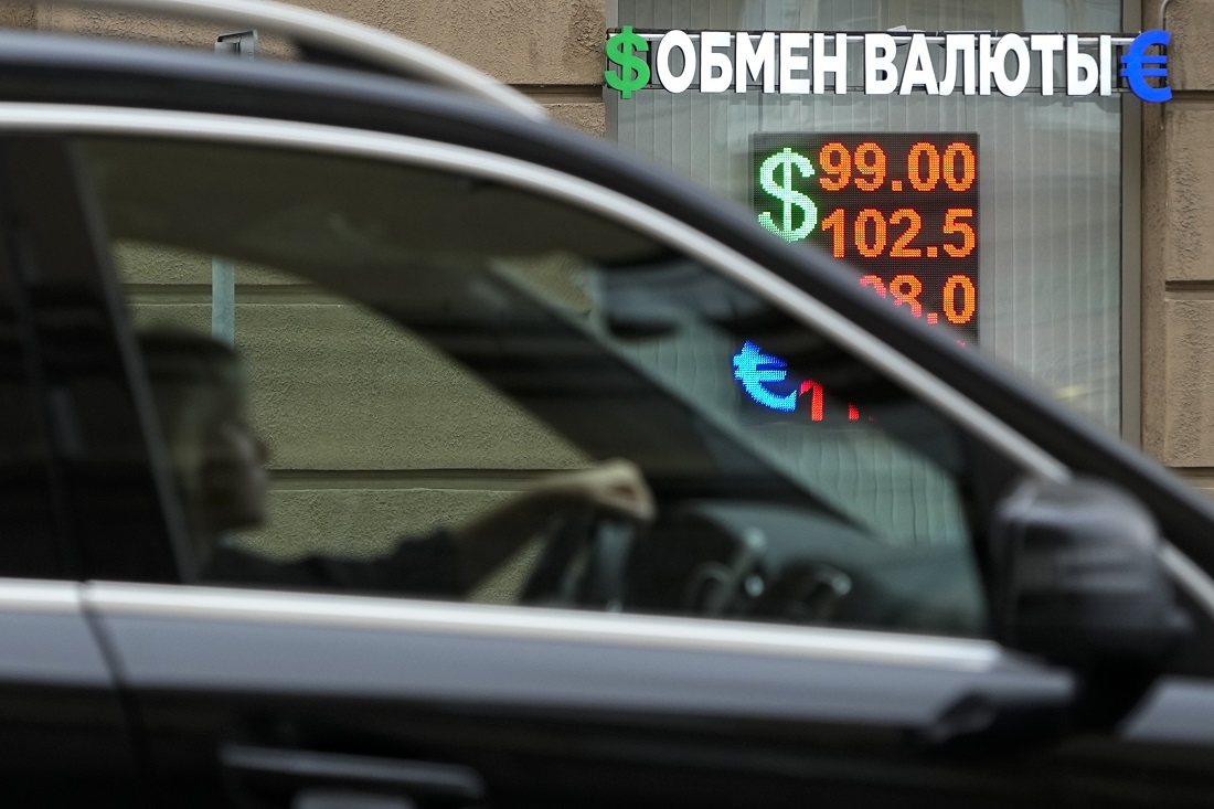 Руската рубла възобнови активния си спад спрямо долара и еврото