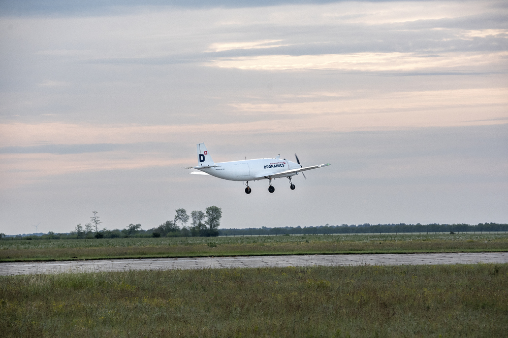 Дронамикс, първата в света карго дрон авиокомпания с лиценз да