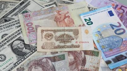 Руската рубла отслабна над символичния праг от 100 за долар