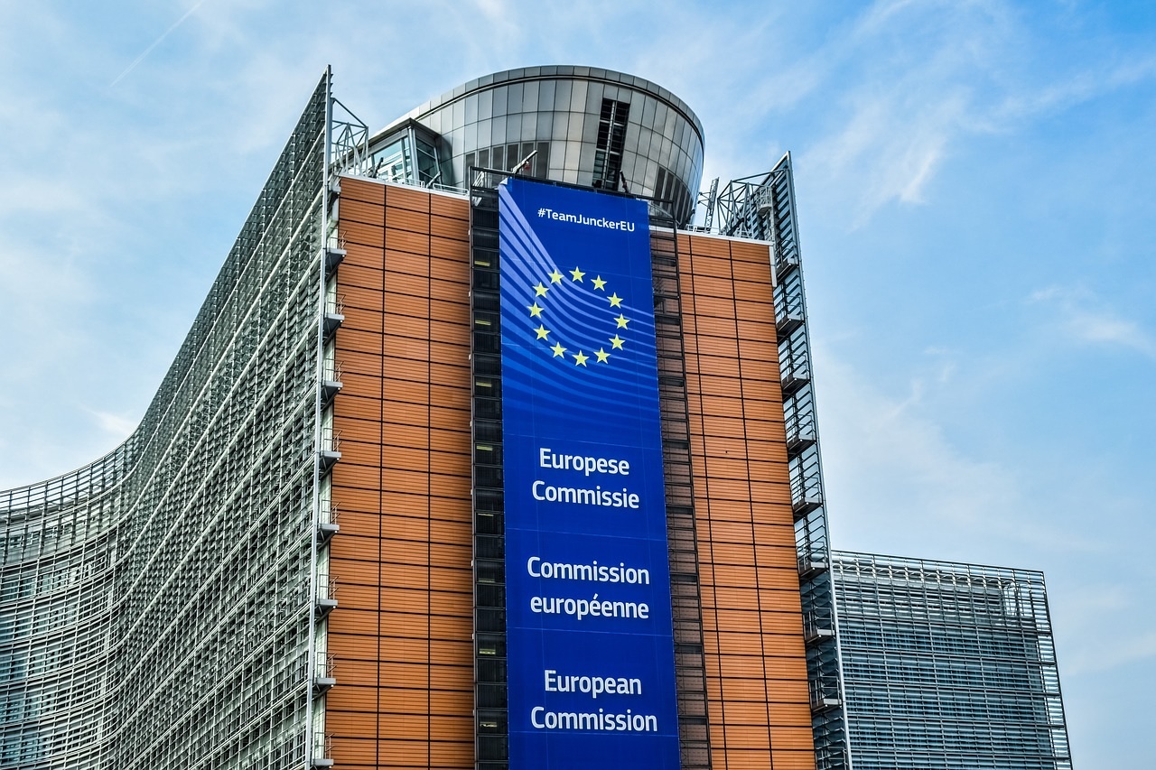 Европейската комисия изглежда отложи за неопределено време обещаното преразглеждане на