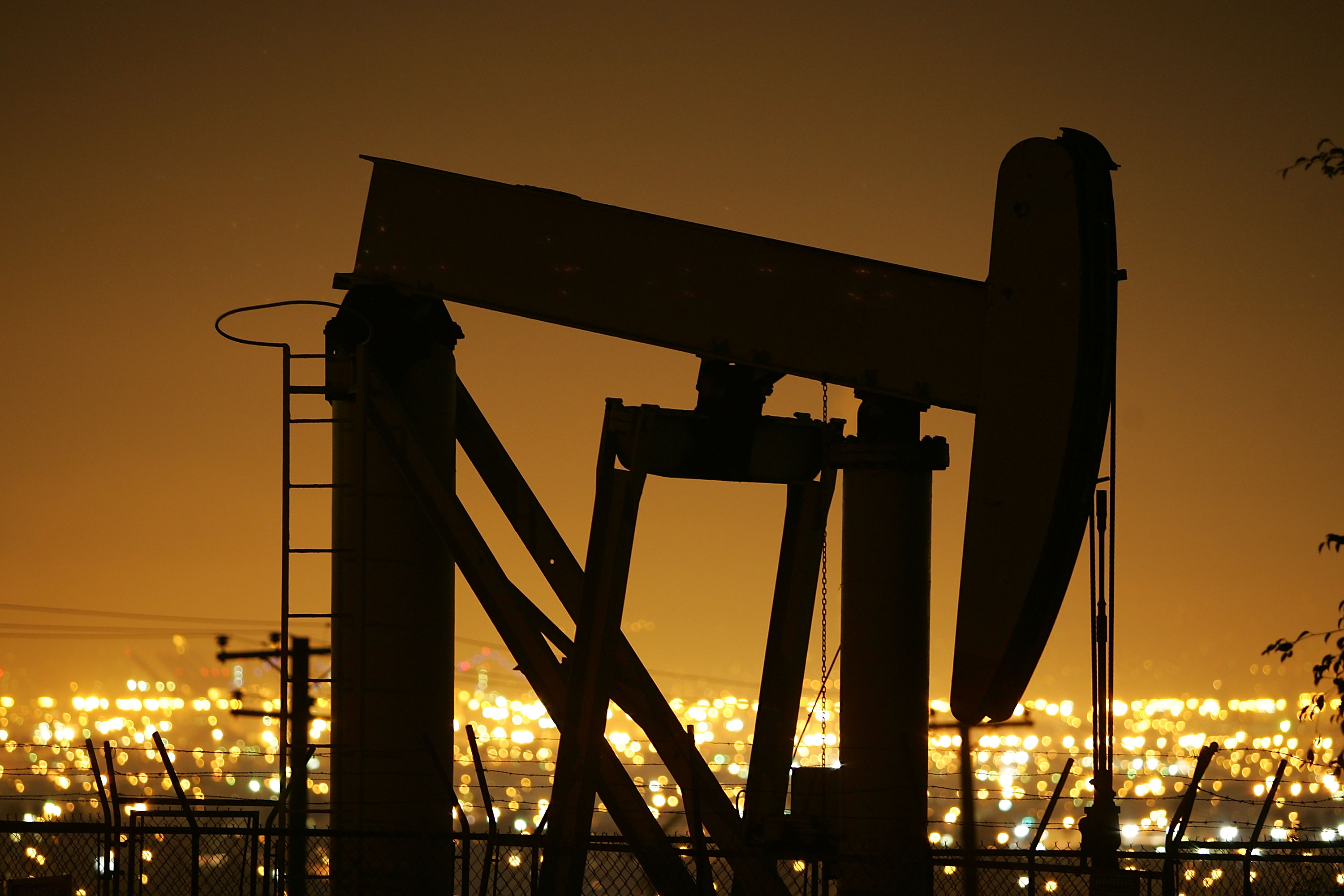 Петролните пазари останаха нервни в сряда, като цената на суровия