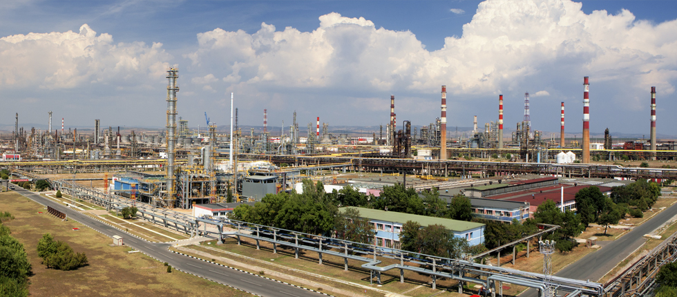 Синдикатите в рафинерията Лукойл-Нефтохим се събраха извънредно, за да обсъдят дали