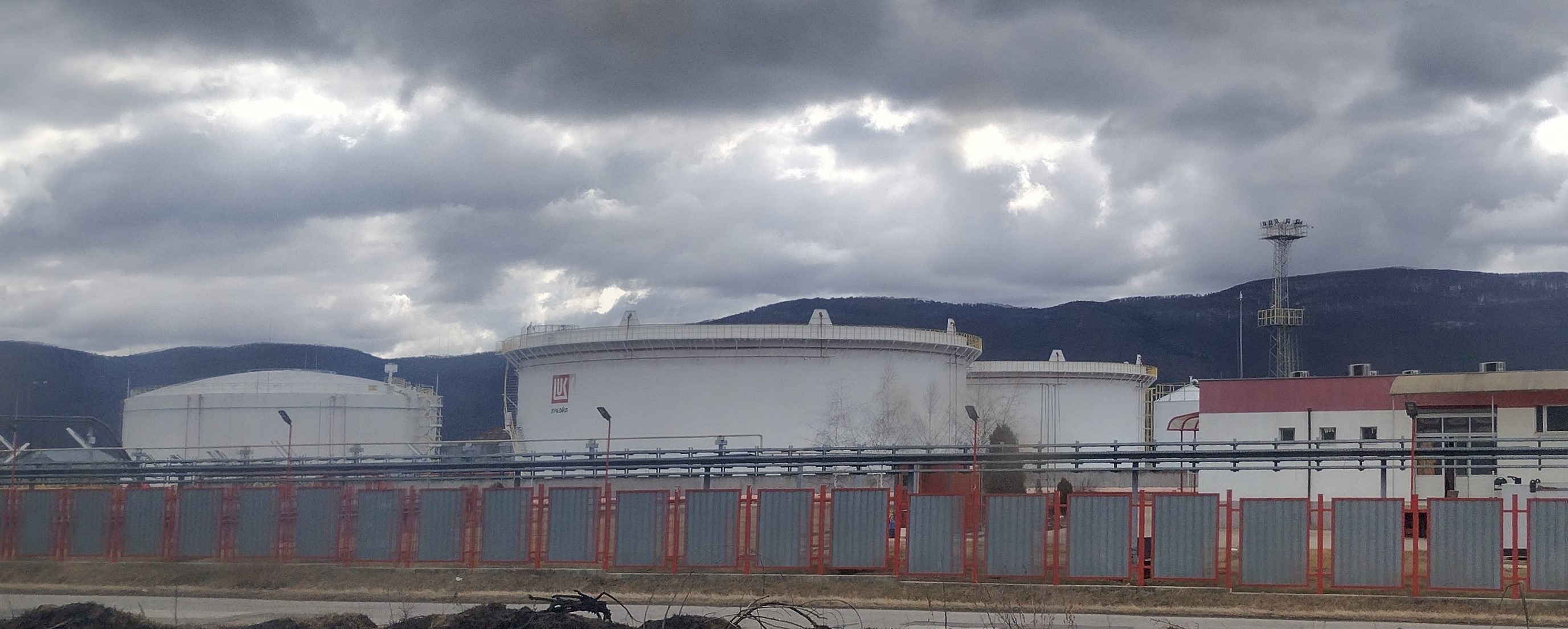 Бургаската рафинерия Нефтохим, чийто основен собственик е руската Лукойл, заобикаля