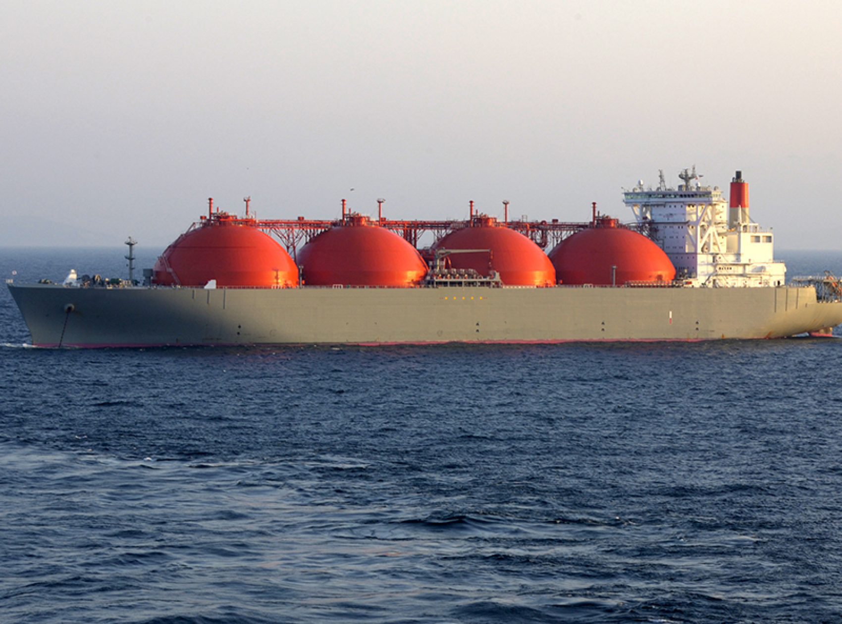 Няколко кораба с втечнен природен газ обикалят Средиземно море -