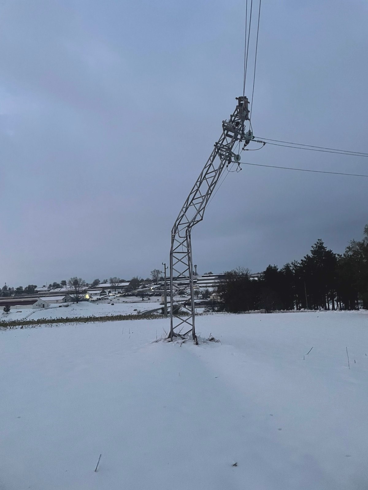 Обилният снеговалеж и бурните ветрове предизвикаха стотици аварии по електроразпределителната