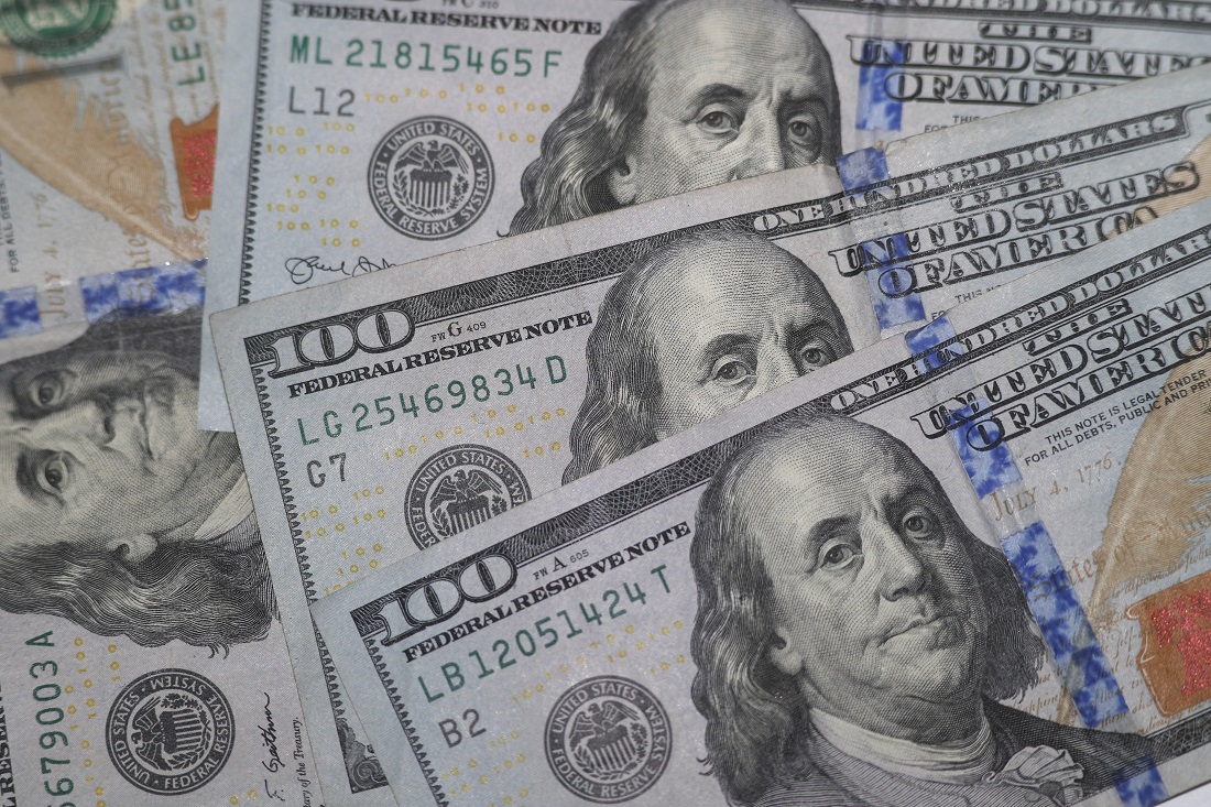 Американският долар отчете втория си пореден седмичен ръст в петък