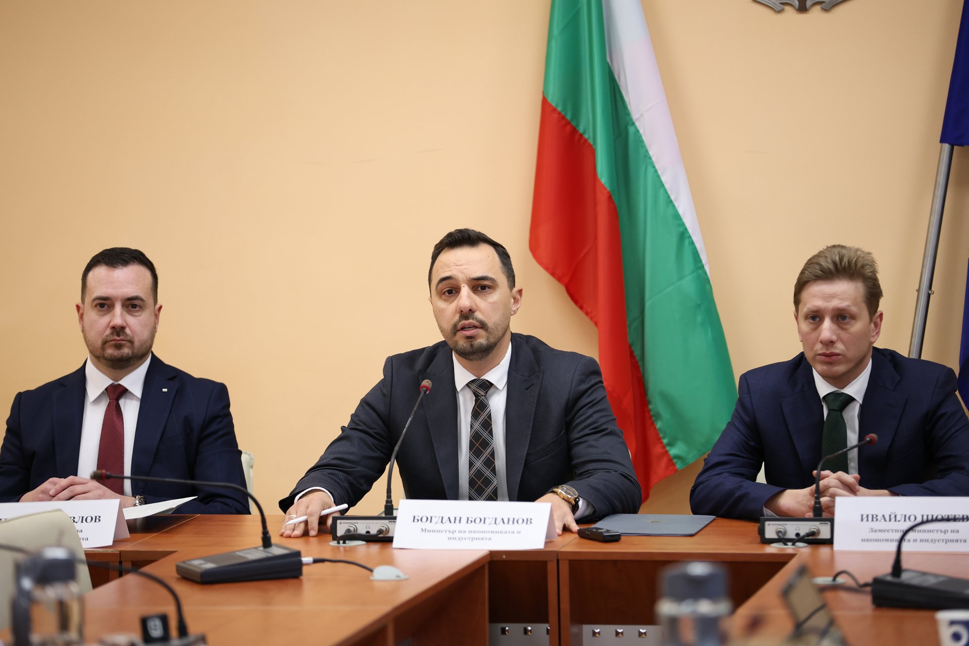 Министърът на икономиката и индустрията Богдан Богданов и заместник-министърът на