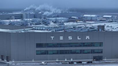 Очаква се компанията Тесла Tesla да възобнови днес производството в