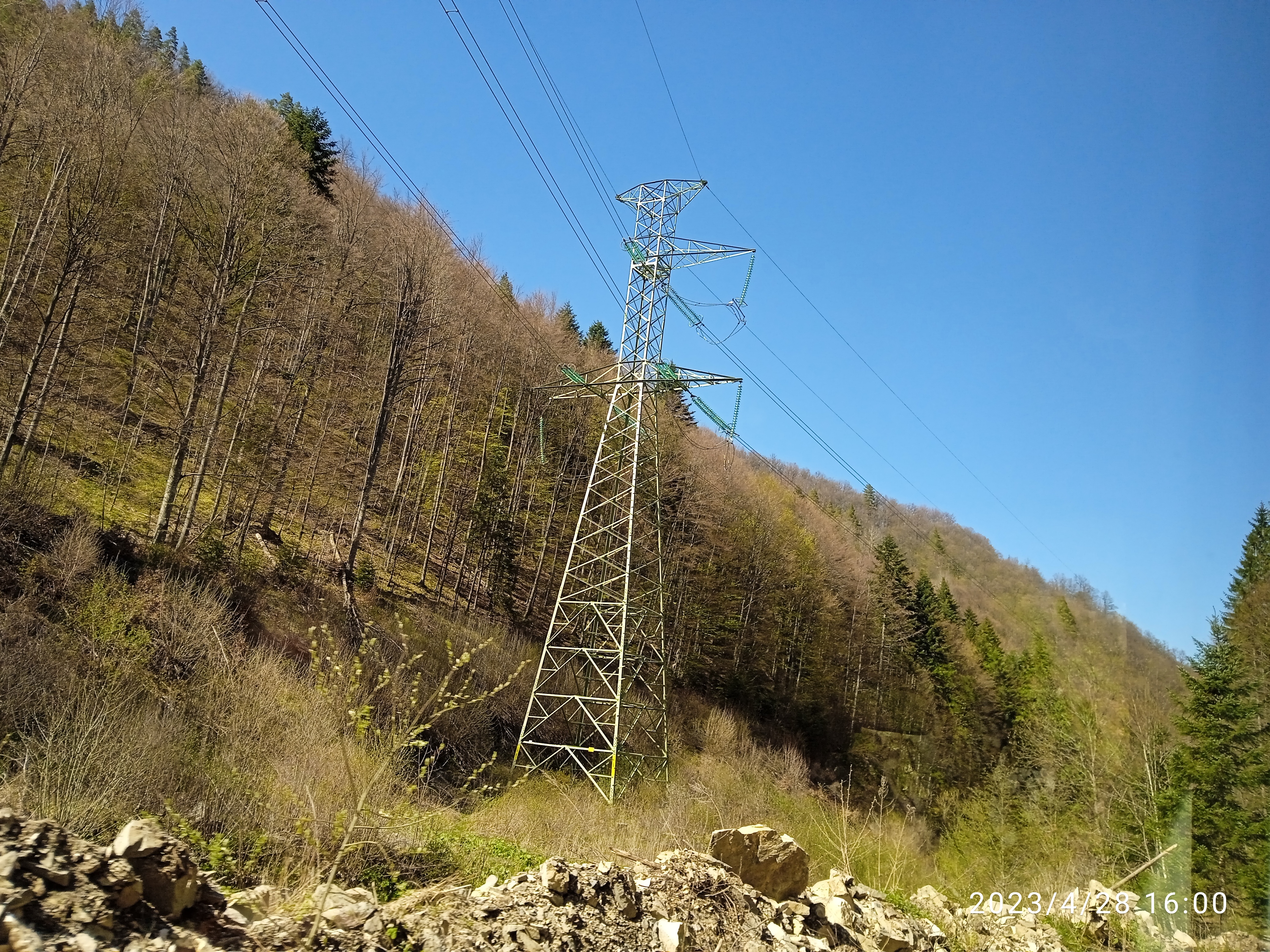 Производството и потреблението на ток в България остават на минус.
