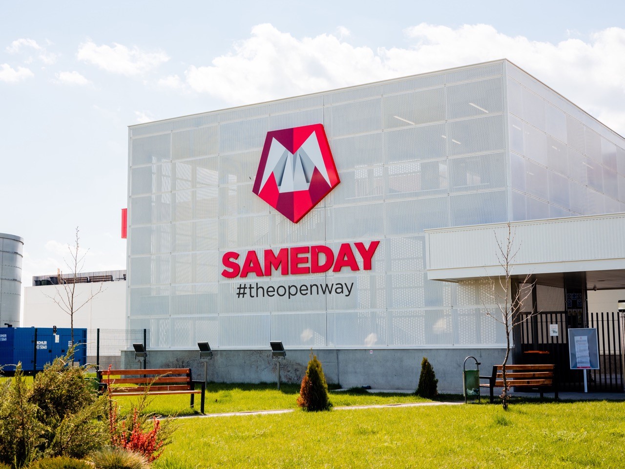 SAMEDAY, куриерската компания с най-голямата мрежа от автомати за безконтактно