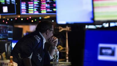 Европейските фондови пазари затвориха с понижение в петък завършвайки седмица