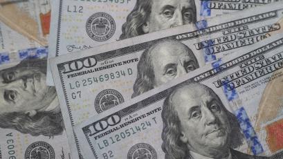 Доларът достигна двуседмичен връх спрямо основните си конкуренти в четвъртък