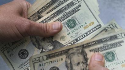 Щатският долар е стабилен в понеделник тъй като търговците залагат