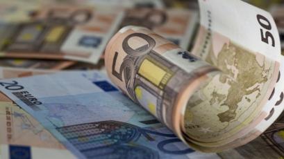 Еврото падна рязко в понеделник ударено от политическата несигурност след