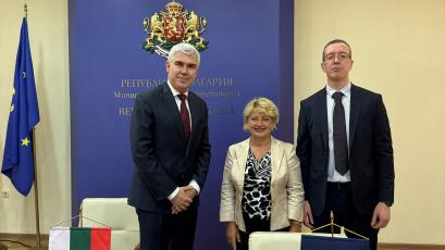 Енергийният министър Владимир Малинов и представителят на ОМВ румънската ОМВ